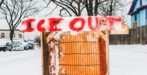 Juez falla que la administración Trump violó la Primera Enmienda al intentar censurar grupos de seguimiento de ICE