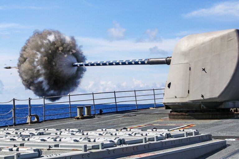 El regreso del cañón naval: ¿Qué revela el ataque de EEUU al carguero iraní?