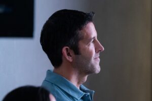 John Ternus asume el mando de Apple: Un legado lleno de desafíos legales y éticos