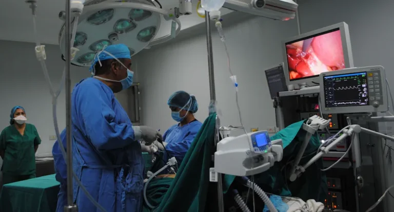 Radiografía del Sector Salud Peruano: La Brecha entre Financiación y Calidad