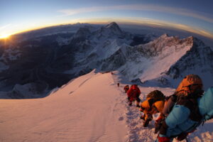 El Everest: De desafío natural a parque temático de millones