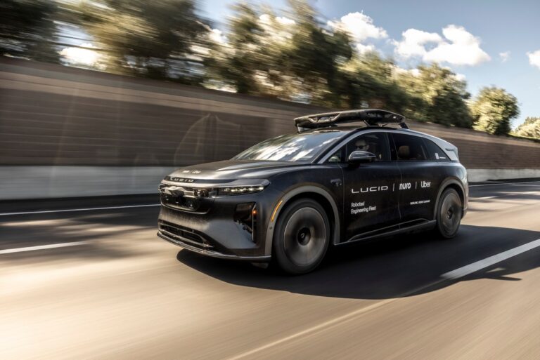 Uber se asocia con Hertz para gestionar su flota de robotaxis Lucid Motors