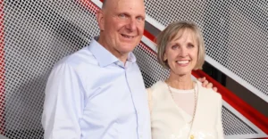 Ballmer dona $80 millones a NPR bajo condiciones específicas