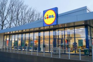 Lidl se lanza al mercado de la telefonía móvil: ¿Puede competir con el dominio de Digi?