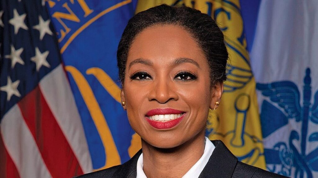 Trump nombra a líder de salud calificado para el CDC, pero expertos mantienen cautela