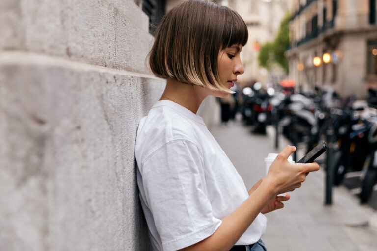 WhatsApp se convierte en ‘chupete emocional’: La ciencia advierte sobre el impacto de la incertidumbre en nuestra fragilidad