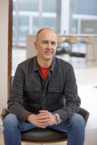 Doug Field deja Ford en medio de una reestructuración tecnológica masiva