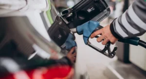 ¿Por qué la caída del petróleo tardará en llegar a tu gasolina?