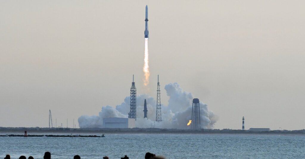 Blue Origin reutiliza New Glenn con éxito; misión de satélite resulta fallida