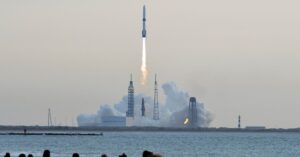 Blue Origin reutiliza New Glenn con éxito; misión de satélite resulta fallida