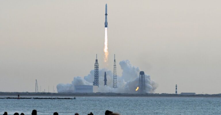 Blue Origin reutiliza New Glenn con éxito; misión de satélite resulta fallida