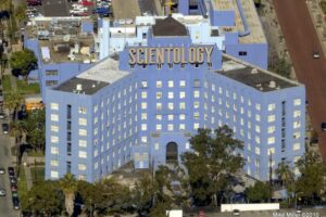 El Speedrun Urbano: Cómo TikTok ha convertido la sede de Cienciología en Hollywood en un desafío viral