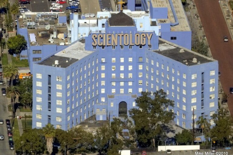 El Speedrun Urbano: Cómo TikTok ha convertido la sede de Cienciología en Hollywood en un desafío viral