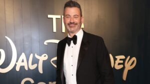 FCC ordena revisión de licencias de ABC tras broma de Kimmel que ofende a Trump y Melania