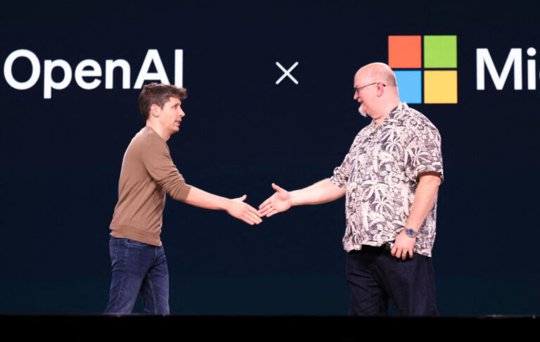 OpenAI termina su exclusividad con Microsoft; Amazon Bedrock gana terreno