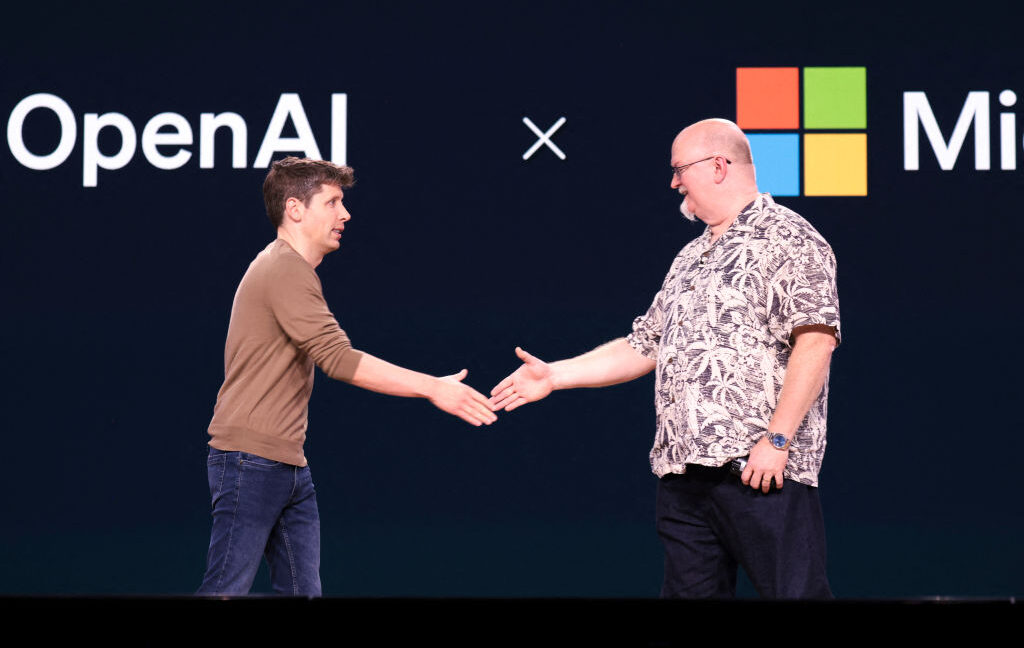 OpenAI termina su exclusividad con Microsoft; Amazon Bedrock gana terreno
