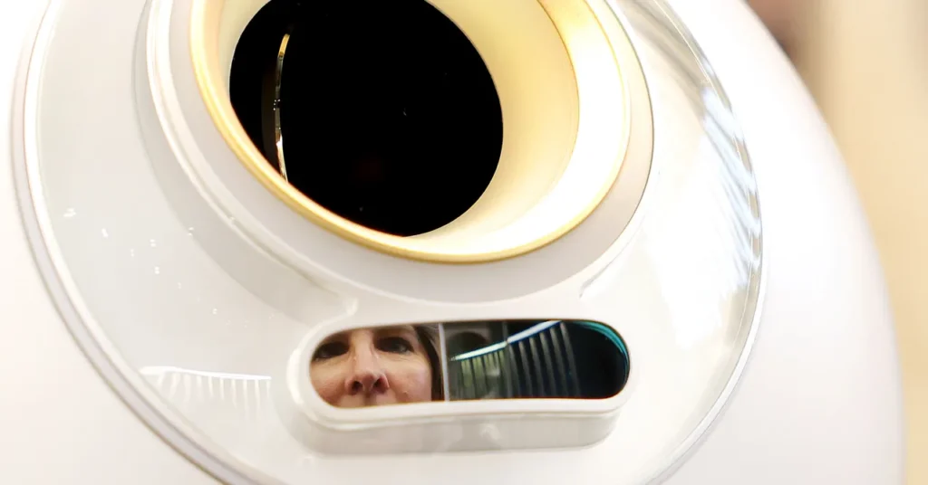 El Proyecto World de Sam Altman: Escaneo de Iris para Verificar la Humanidad en Tinder