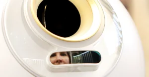 El Proyecto World de Sam Altman: Escaneo de Iris para Verificar la Humanidad en Tinder