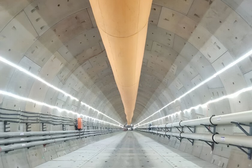 China alcanza profundidad récord al construir túnel submarino para alta velocidad