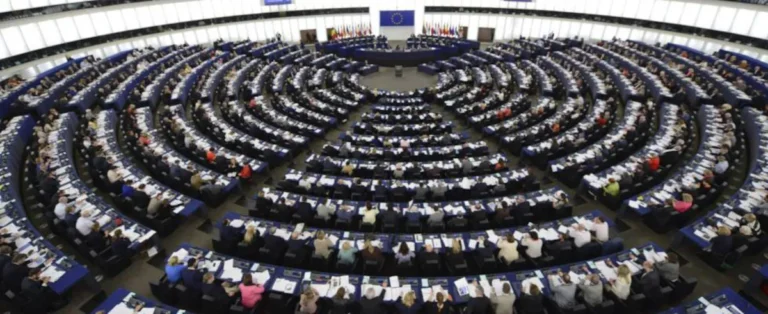 El Fin de la Era del Motor: El Parlamento Europeo Aprueba la Prohibición de Coches de Combustión en 2035