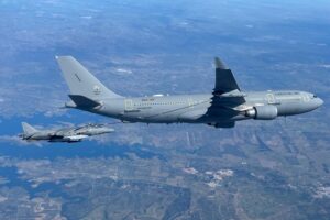 El salto estratégico del *Harrier*: Cómo el repostaje en vuelo redefine la autonomía de los cazas embarcados