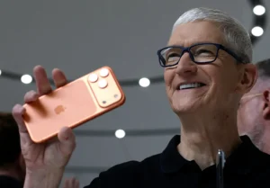 Apple reporta ventas récord, pero la escasez de chips amenaza su futuro