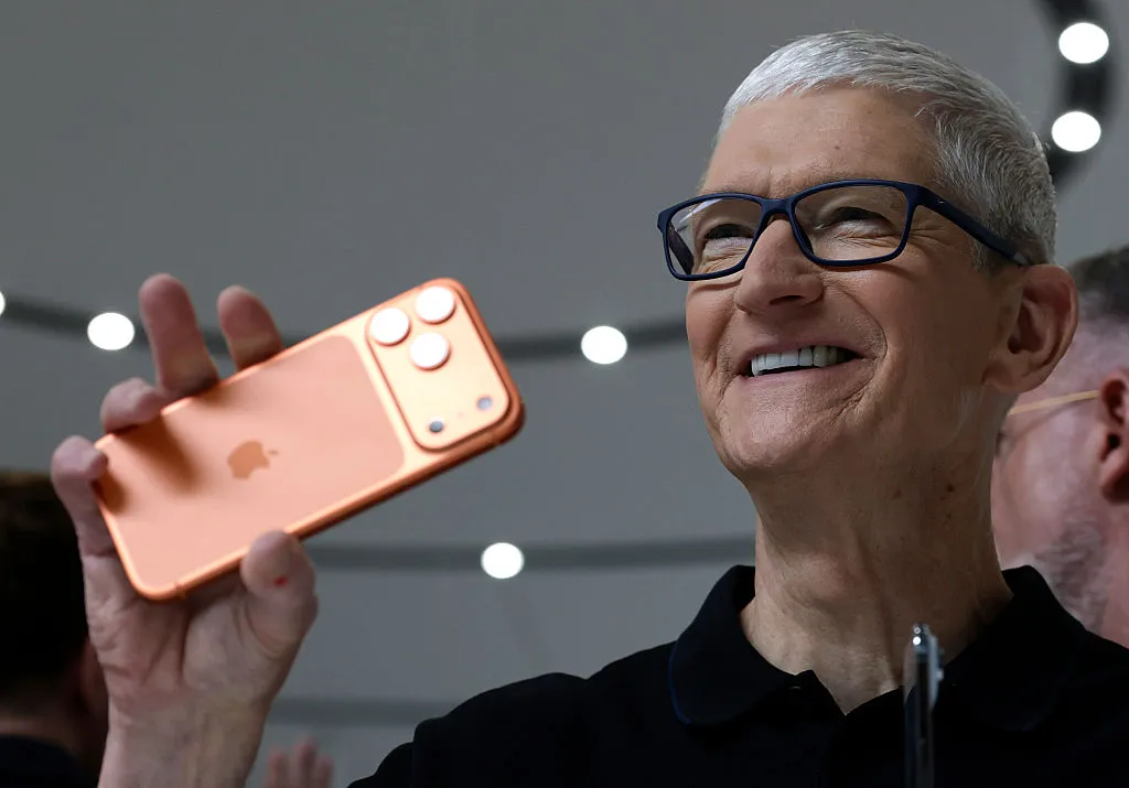 Apple reporta ventas récord, pero la escasez de chips amenaza su futuro
