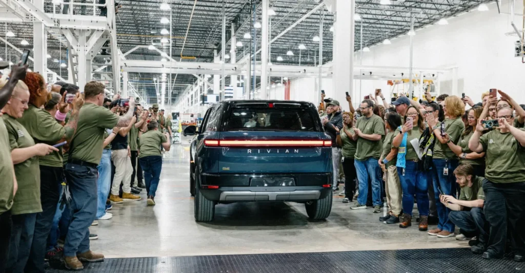 Rivian reporta ingresos crecientes y acelera la producción del vehículo R2