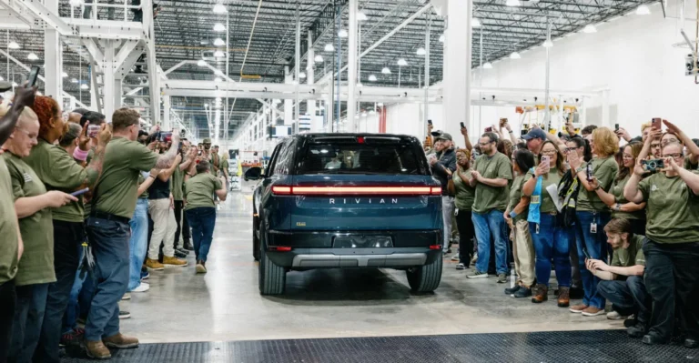 Rivian reporta ingresos crecientes y acelera la producción del vehículo R2