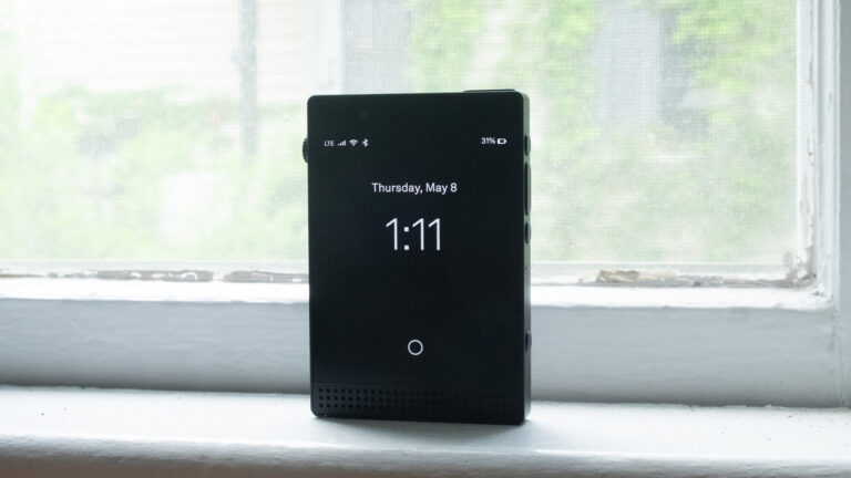El Light Phone III recibirá soporte para aplicaciones de terceros y expandirá su utilidad