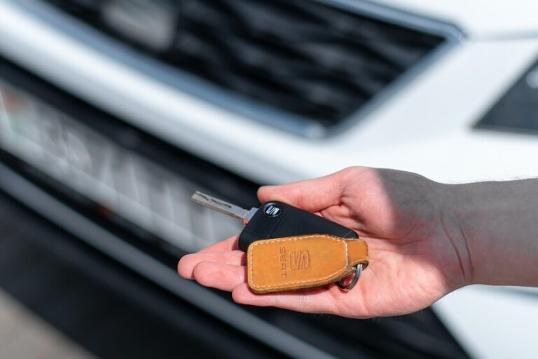 Compras un coche de segunda mano, lo pagas y la policía te lo confisca: así funciona la estafa del coche ‘mellizo’