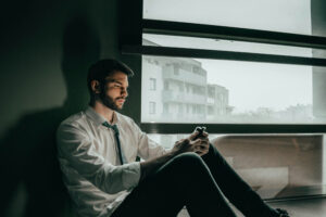 La cura contra la hiperconexión no es desconectar, sino aprender a vivir ‘lento’