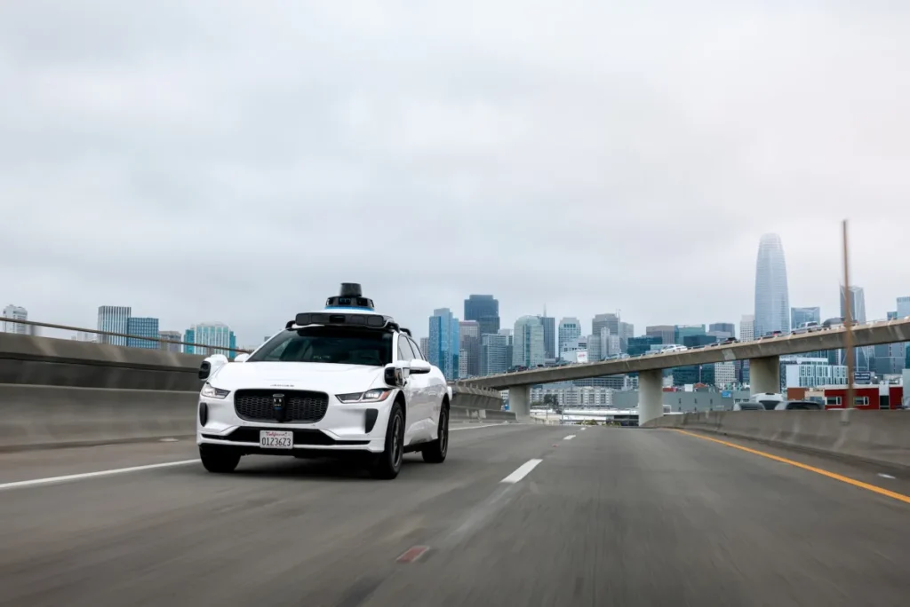 Regulaciones de AV en California: ¿Cómo se multa a un robotaxi?