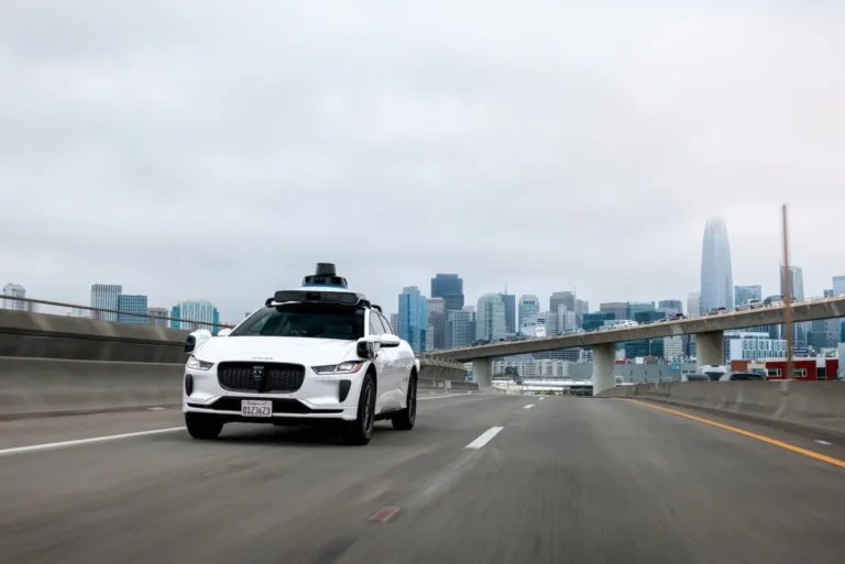 Regulaciones de AV en California: ¿Cómo se multa a un robotaxi?
